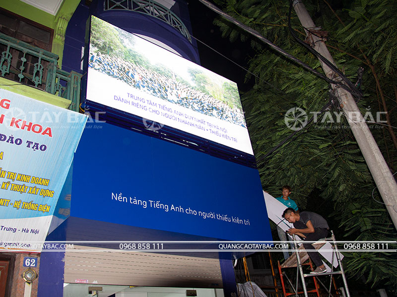 thi công biển quảng cáo trung tâm tiếng anh Tata